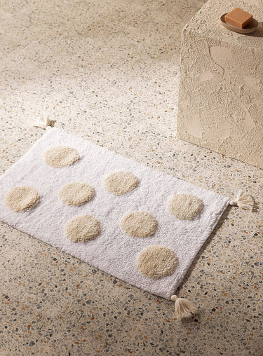 Tufted dots rug